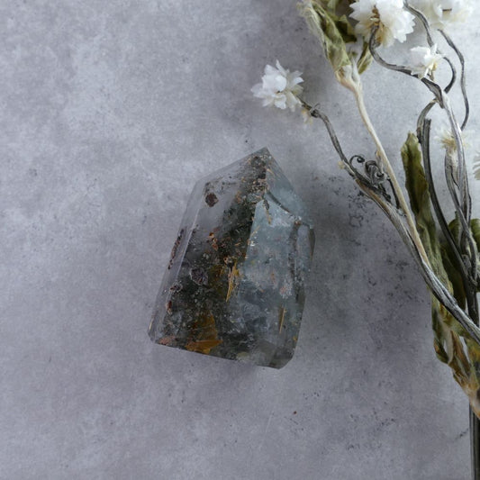 Dumi's Crystals Garden Quartz Tower (5.1cm) - Beauty & Power! Well-proportioned tower (3.1cm wide, 2.4cm deep, 57g) with captivating inclusions. A grounding crystal for balance.