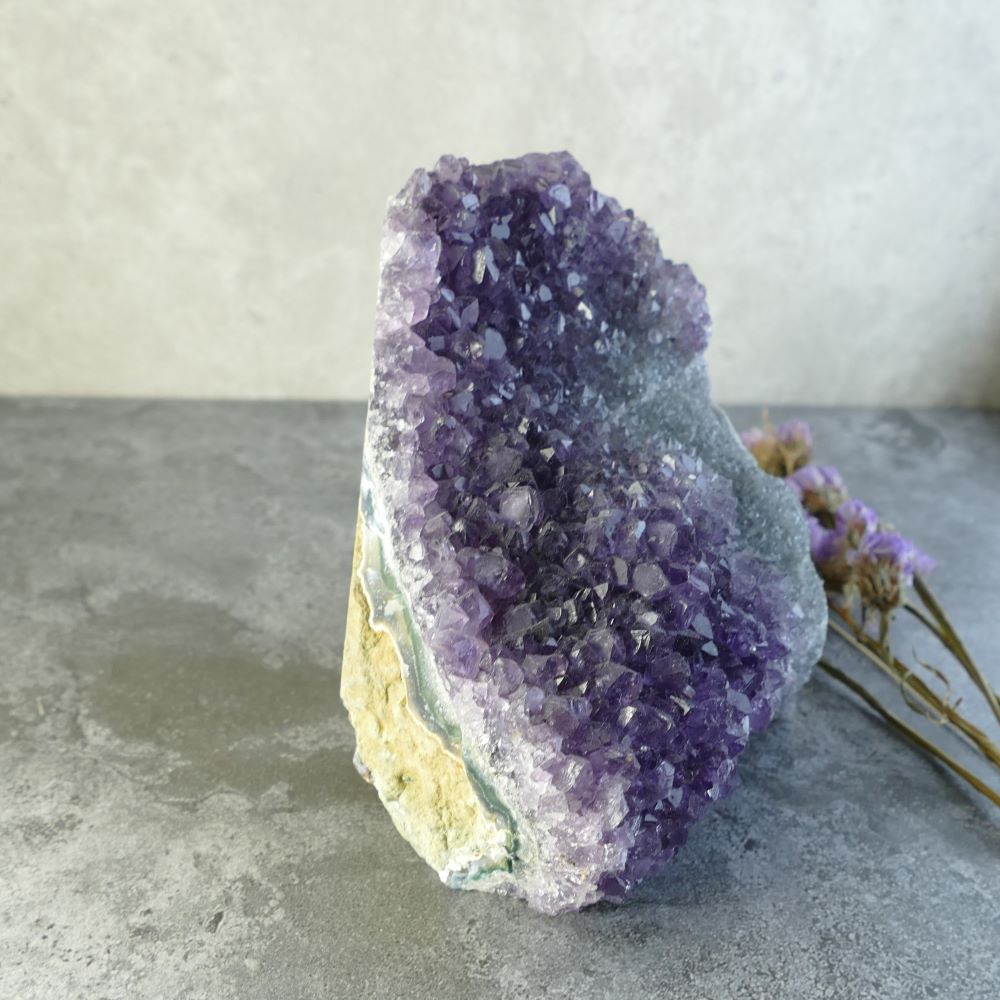 Dumi's Crystals offers a captivating crystal cluster. This natural wonder is roughly 3.7 inches high, 3.1 inches wide, and 3.1 inches long, weighing about 540 grams.