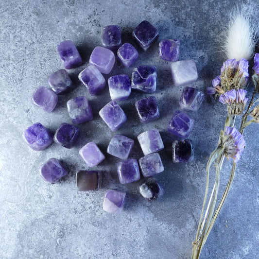 Dumi's Crystals - Amethyst Cubes - Unleash healing energy! Classic or Chevron Amethyst cubes (1-1.3cm, 5g) promote well-being. Perfect for carrying, meditation, or crystal grids. 