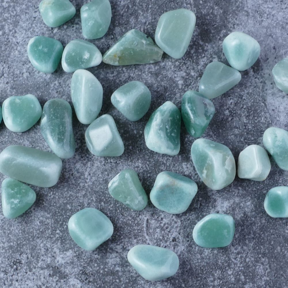 Lush green Green Aventurine chips for abundance & growth (1-1.5cm) | Dumi's Crystals | Enhance your success and emotional well-being with these genuine Green Aventurine chips. Ranging from 1 to 1.5 centimeters, these chips promote abundance, inner peace, and a sense of creative renewal.