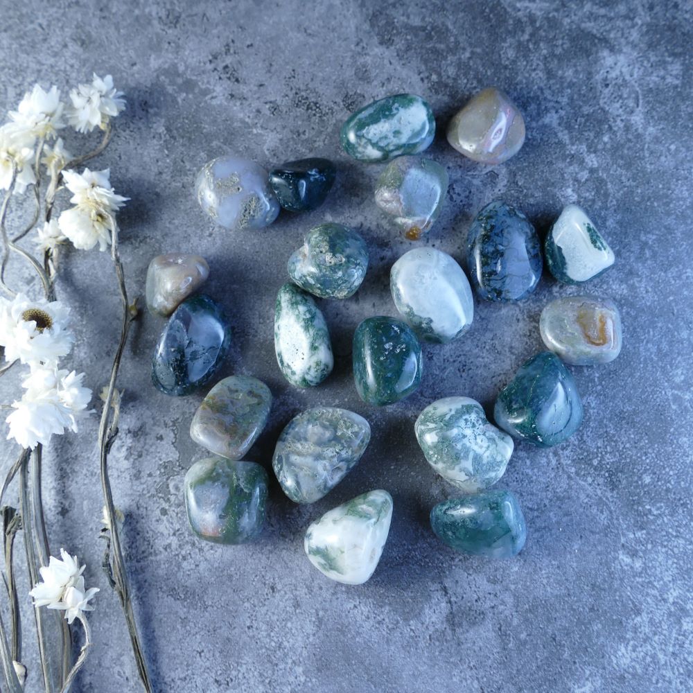 Dumi's Crystals - Moss Agate Tumbled Stones - Find peace and growth in nature! These captivating stones (1.5-2cm) resemble moss and promote emotional balance, personal development, and a connection to the earth.