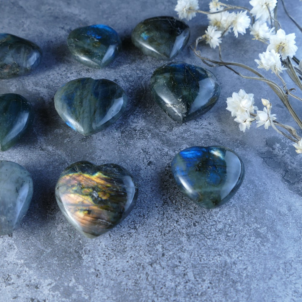 Unleash the Power of Labradorite! Dumi's Crystals Hearts (3-4cm, 20-40g) boast mesmerizing labradorescence. Perfect for carrying, meditation, or crystal healing.