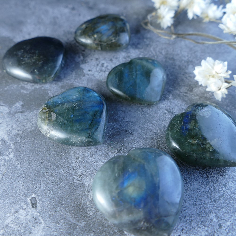 Unleash Labradorite's Magic! Dumi's Crystals Hearts (2.5-3.5cm, 10-20g). These mesmerizing stones feature labradorescence & a long history of mystical use. Ideal for transformation & intuition.