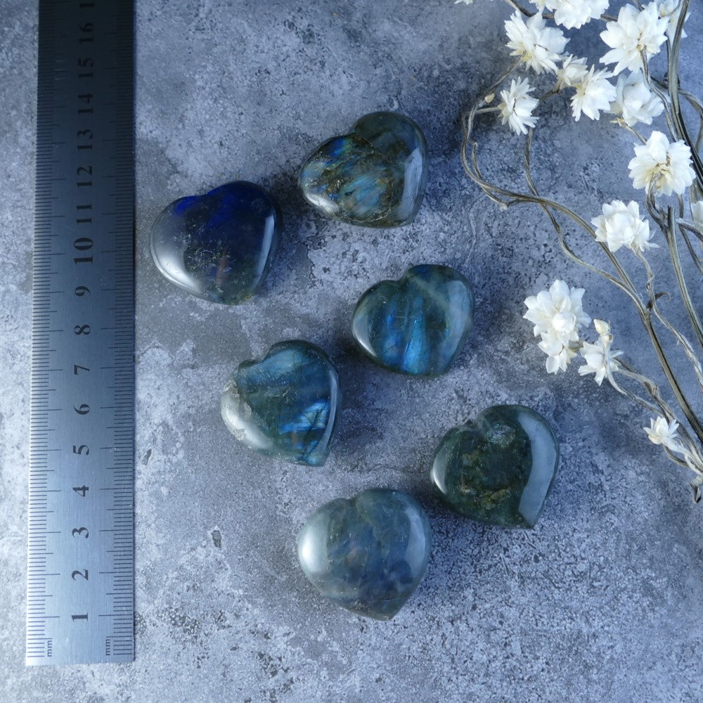 Dumi's Crystals Labradorite Hearts (2.5-3.5cm, 10-20g) - A touch of magic! Smooth Labradorite stones showcase labradorescence & promote transformation. Perfect for your pocket or crystal grid. 