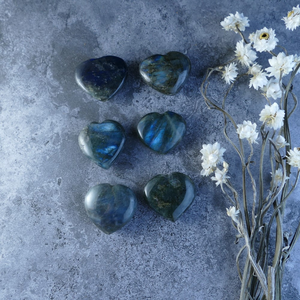 Dumi's Crystals Labradorite Hearts (2.5-3.5cm, 10-20g) - Transformation & Protection. Polished Labradorite with captivating labradorescence. Perfect for carrying or crystal healing. 