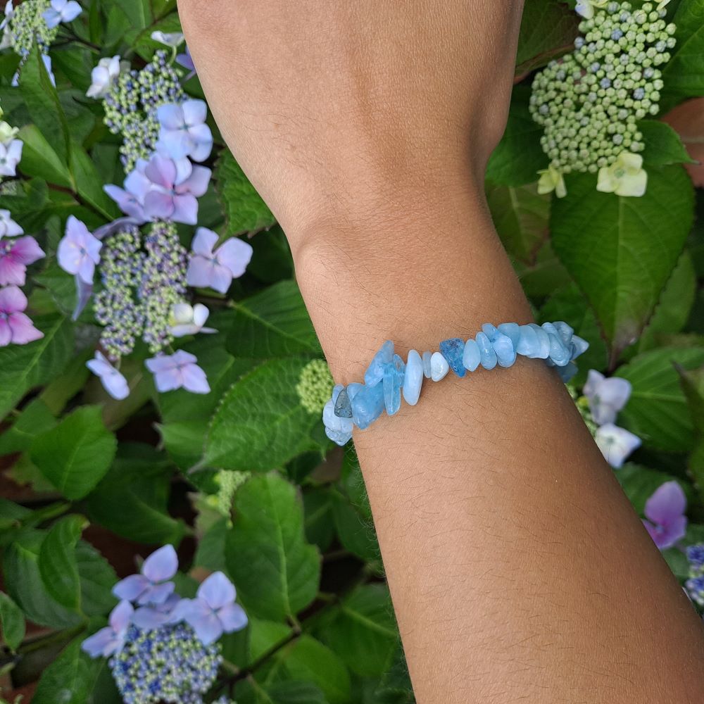 Dumi's Crystals Aquamarine Chip Bracelet 7inch for Stress Relief, Clarity & Communication. Genuine gemstones for emotional balance and self-discovery.