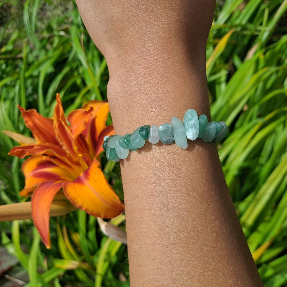 Dumi's Crystals | Green Aventurine Chip Stretch Bracelet (7 Inch) | Showcasing the cascading beauty of Green Aventurine chips on a wrist. This bracelet offers a unique texture, earthy charm, and calming energy. Green Aventurine promotes peace, abundance, and personal growth.