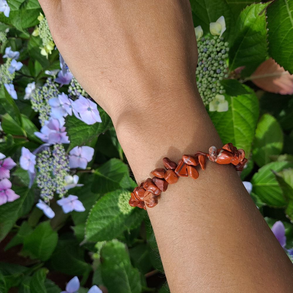 Dumi's Crystals Red Jasper Chip Bracelet 7inch for Strength & Vitality. Earthy red gemstone chips promote courage, grounding & connection.