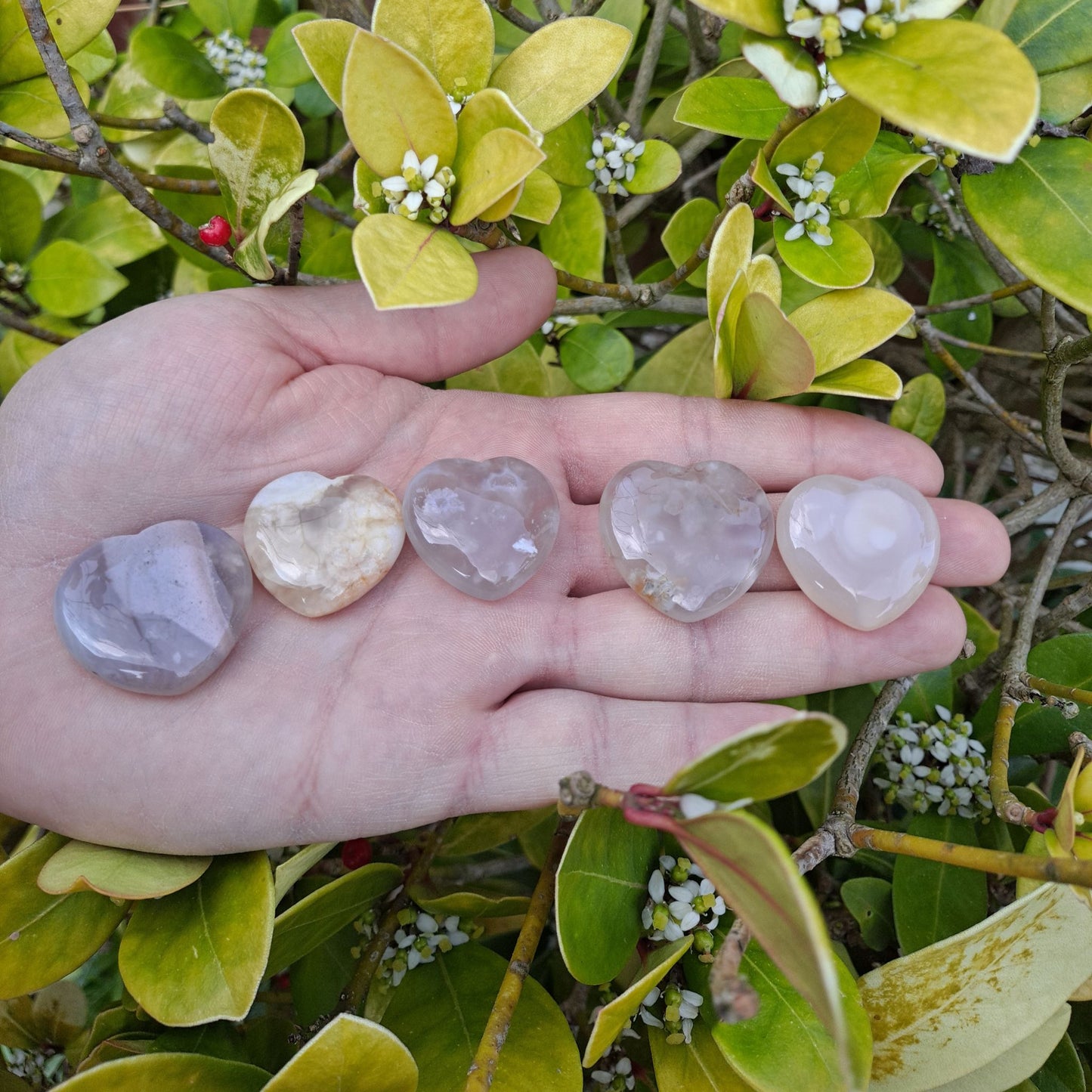 Blooming Heart: Dumi's Crystals Flower Agate Heart Carving (3cm) fosters self-love & emotional healing. Unique floral patterns for a one-of-a-kind gift.